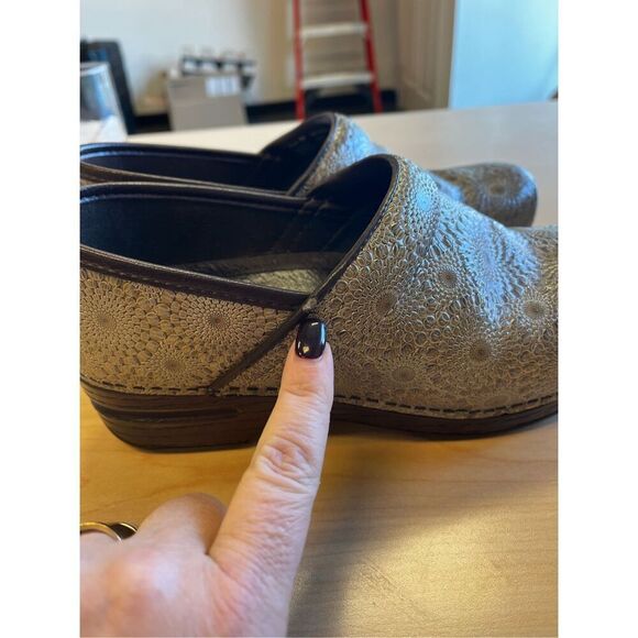 Dansko Golden Medallion Clogs sz 39 or 8.5-9 - Picture 5 of 7